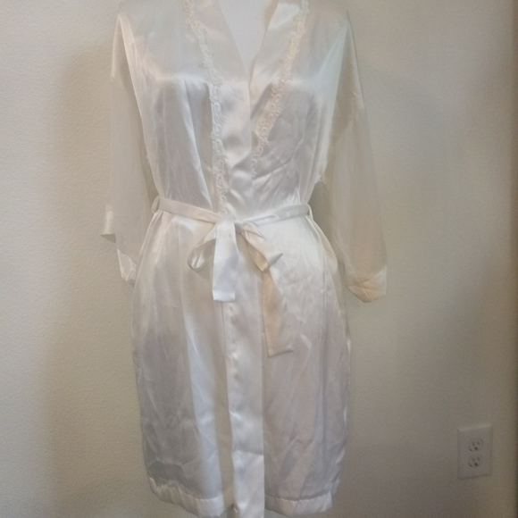 Robe - Picture 1 of 6